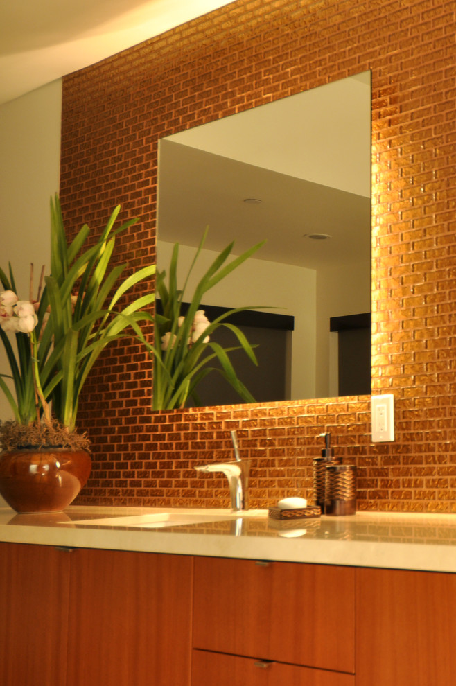 Aménagement d'une grande salle de bain principale contemporaine en bois brun avec un placard à porte plane, une baignoire posée, une douche d'angle, un carrelage marron, un carrelage en pâte de verre, un mur blanc, un sol en carrelage de porcelaine, un lavabo encastré et un plan de toilette en quartz.