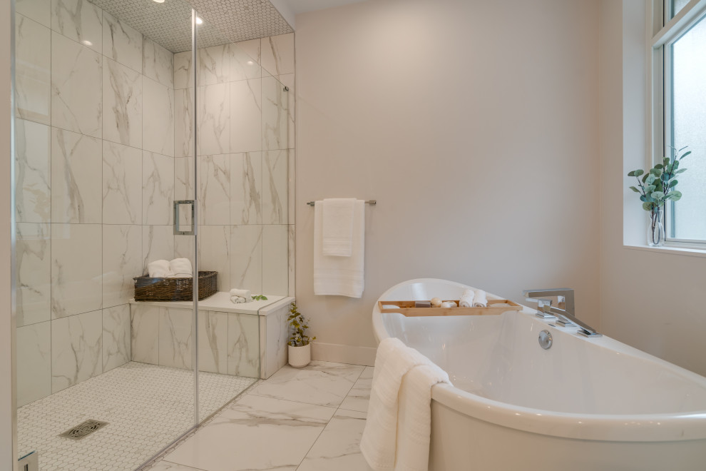 Стильный дизайн: большая главная ванная комната в современном стиле с отдельно стоящей ванной, мраморной плиткой, мраморным полом, серым полом, душем с распашными дверями, сиденьем для душа, плоскими фасадами, белыми фасадами, душем без бортиков, унитазом-моноблоком, белой плиткой, белыми стенами, врезной раковиной, столешницей из искусственного кварца, белой столешницей, тумбой под две раковины и подвесной тумбой - последний тренд
