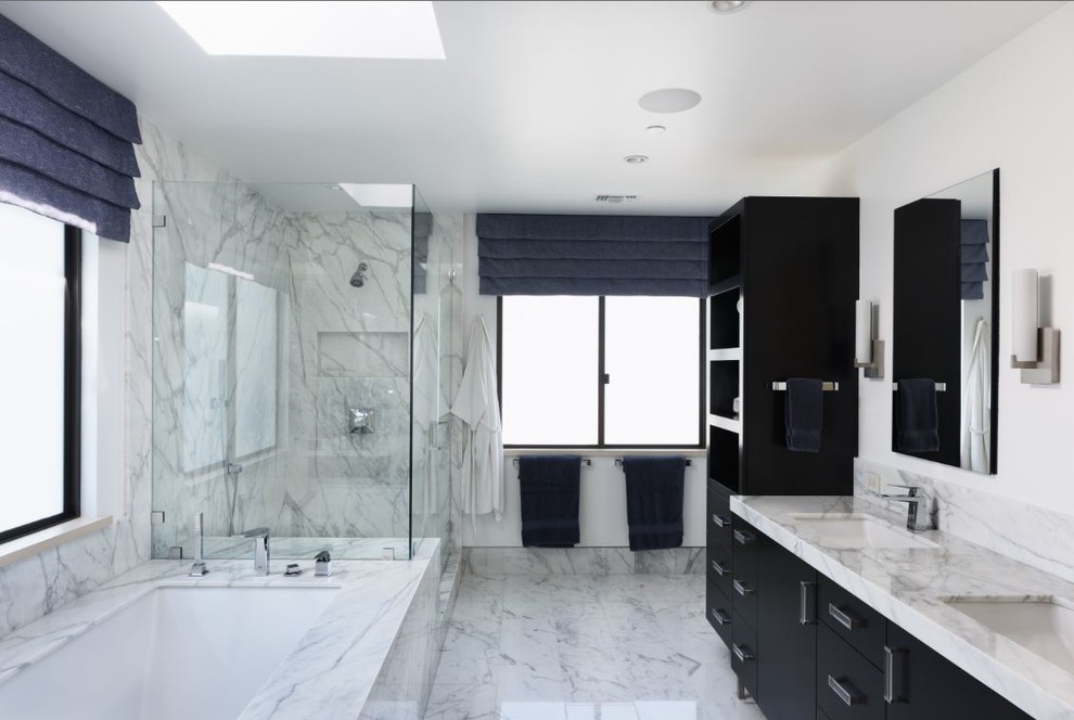 Свежая идея для дизайна: большая главная ванная комната в современном стиле с плоскими фасадами, черными фасадами, полновстраиваемой ванной, открытым душем, серой плиткой, белой плиткой, мраморной плиткой, белыми стенами, мраморным полом, врезной раковиной, мраморной столешницей, разноцветным полом, душем с распашными дверями и разноцветной столешницей - отличное фото интерьера