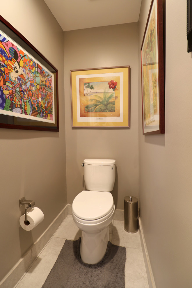 Exempel på ett stort modernt toalett, med skåp i shakerstil, skåp i mörkt trä, en toalettstol med separat cisternkåpa, grå kakel, porslinskakel, flerfärgade väggar, klinkergolv i porslin, ett nedsänkt handfat och bänkskiva i kvarts