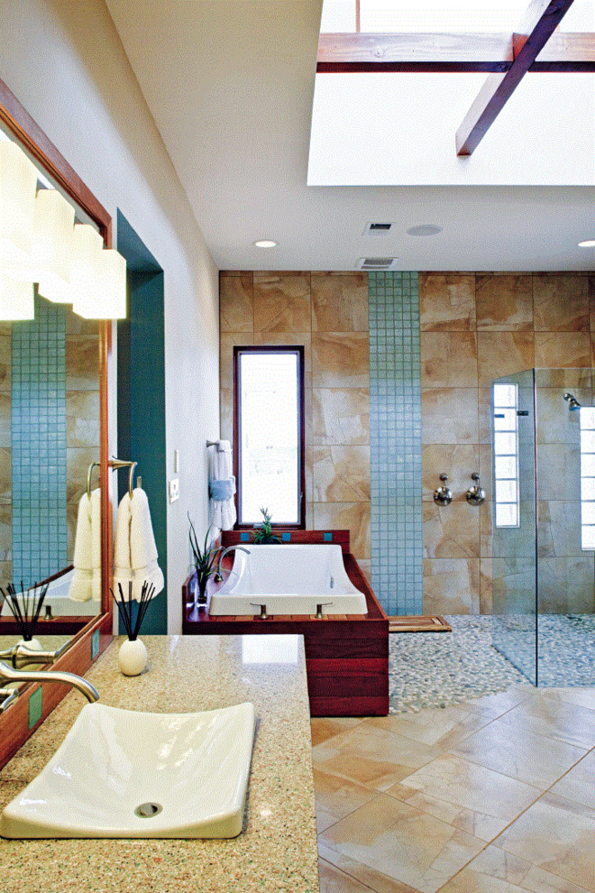 Modernes Badezimmer En Suite mit flächenbündigen Schrankfronten, hellbraunen Holzschränken, Whirlpool, offener Dusche, farbigen Fliesen, Keramikfliesen, bunten Wänden, Porzellan-Bodenfliesen, Einbauwaschbecken, Quarzit-Waschtisch, beigem Boden und offener Dusche in Albuquerque