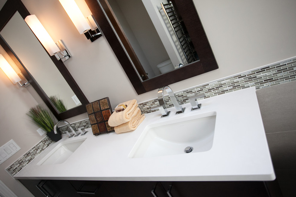 Inspiration för mellanstora moderna en-suite badrum, med bänkskiva i kvartsit, ett fristående badkar och beige kakel