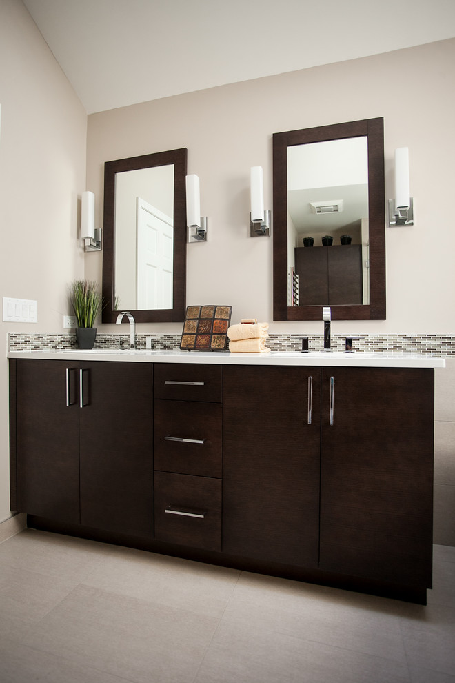 Diseño de cuarto de baño principal contemporáneo de tamaño medio con encimera de cuarcita, bañera exenta y baldosas y/o azulejos beige