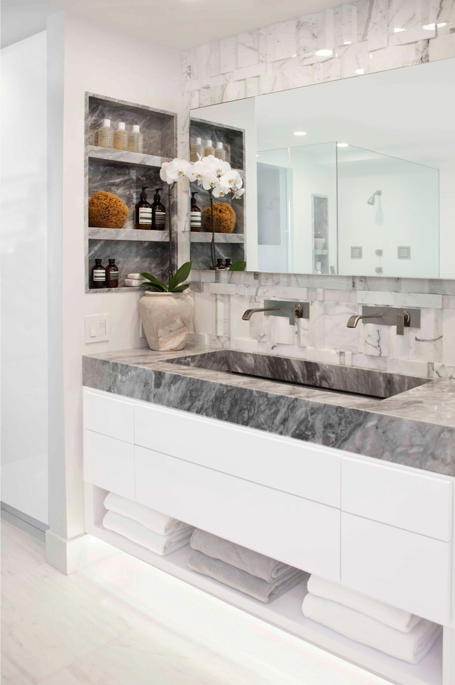 Großes Modernes Badezimmer En Suite mit flächenbündigen Schrankfronten, weißen Schränken, weißer Wandfarbe, Marmorboden, Marmor-Waschbecken/Waschtisch und Trogwaschbecken in Orange County