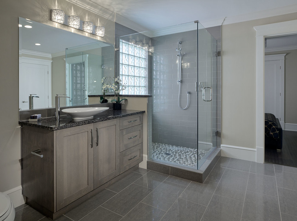 Modernes Badezimmer En Suite mit Schrankfronten im Shaker-Stil und braunen Schränken in Vancouver