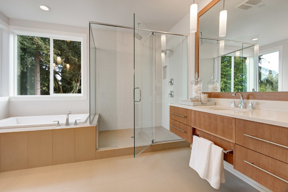 Idéer för ett modernt badrum, med släta luckor, skåp i mellenmörkt trä, en dusch/badkar-kombination, brun kakel, glaskakel, klinkergolv i porslin, ett undermonterad handfat och bänkskiva i akrylsten