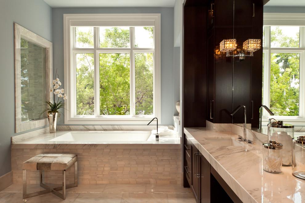 Foto di una stanza da bagno design con top in marmo