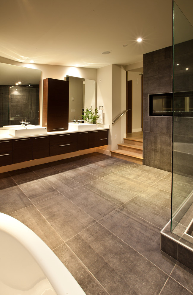 Идея дизайна: ванная комната в стиле модернизм с настольной раковиной, темными деревянными фасадами, столешницей из кварцита, плиткой из листового камня и серой плиткой
