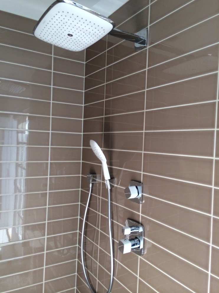 Modernes Badezimmer En Suite mit Duschnische, Porzellanfliesen, Marmorboden und braunen Fliesen in Phoenix