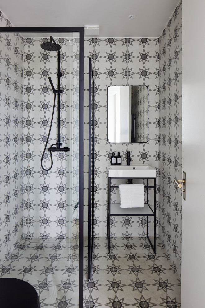 Modernes Badezimmer mit offenen Schränken, bodengleicher Dusche, schwarz-weißen Fliesen, Waschtischkonsole, buntem Boden, offener Dusche, Einzelwaschbecken und freistehendem Waschtisch in London