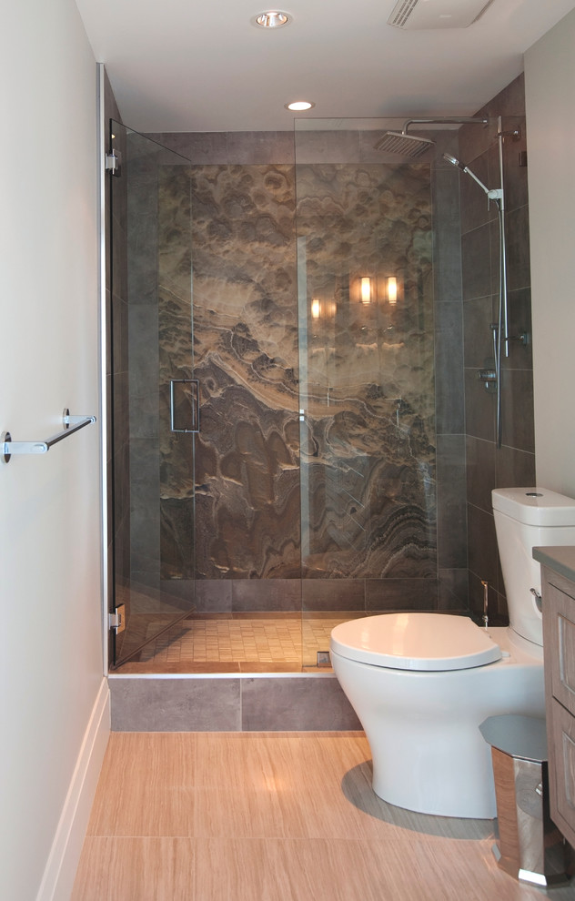 Идея дизайна: главная ванная комната среднего размера в современном стиле с накладной раковиной, плоскими фасадами, светлыми деревянными фасадами, душем в нише, раздельным унитазом, серой плиткой, плиткой из листового камня, серыми стенами и полом из керамогранита