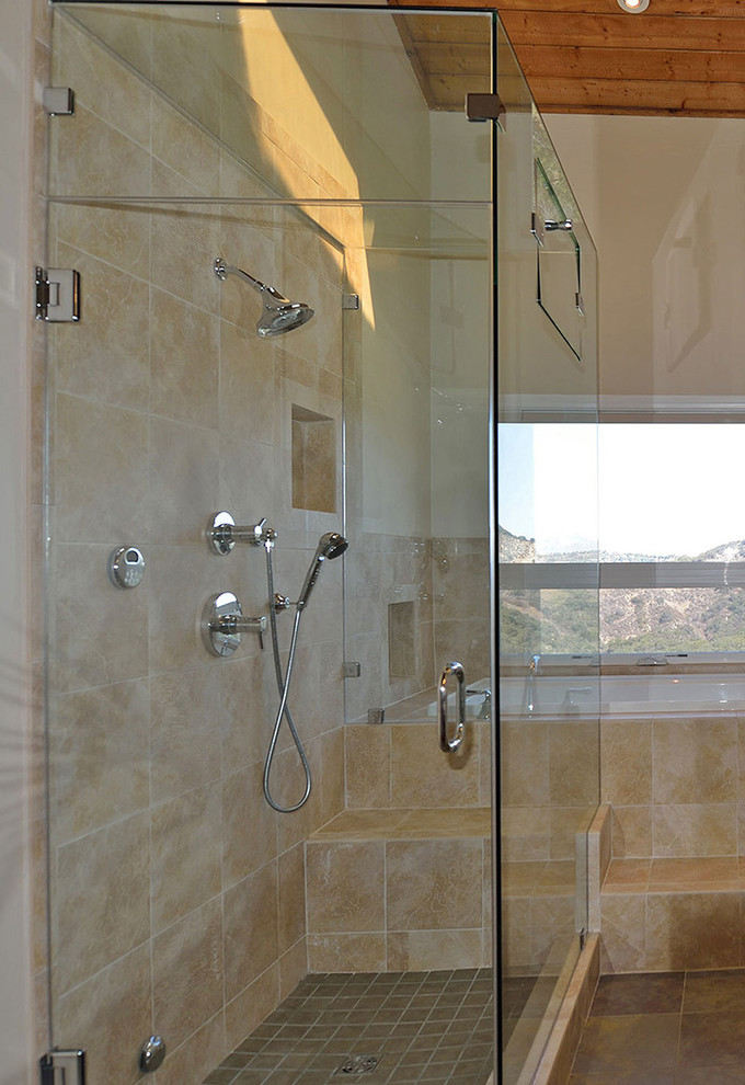 Modernes Badezimmer mit Einbaubadewanne, Doppeldusche, beigen Fliesen, Porzellanfliesen und beiger Wandfarbe in Los Angeles