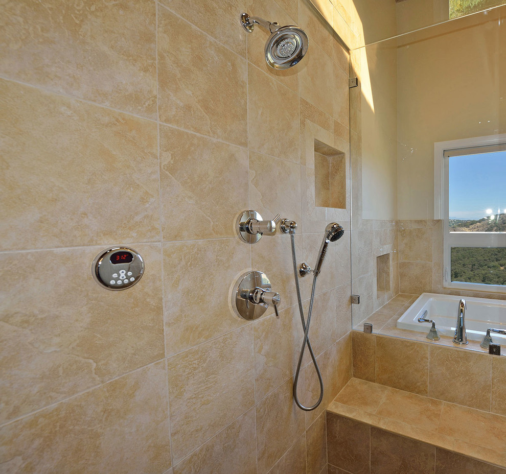 Источник вдохновения для домашнего уюта: ванная комната в современном стиле с двойным душем, бежевой плиткой, керамогранитной плиткой и бежевыми стенами