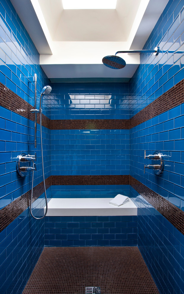Immagine di una stanza da bagno design con doccia doppia, piastrelle blu, piastrelle diamantate e panca da doccia
