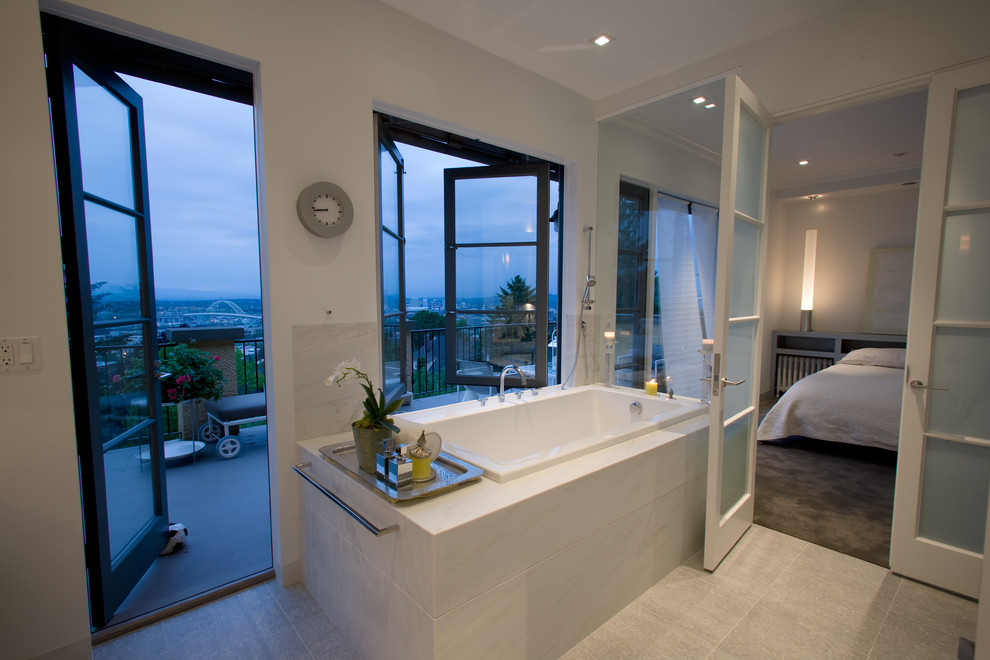 Imagen de cuarto de baño contemporáneo con bañera encastrada