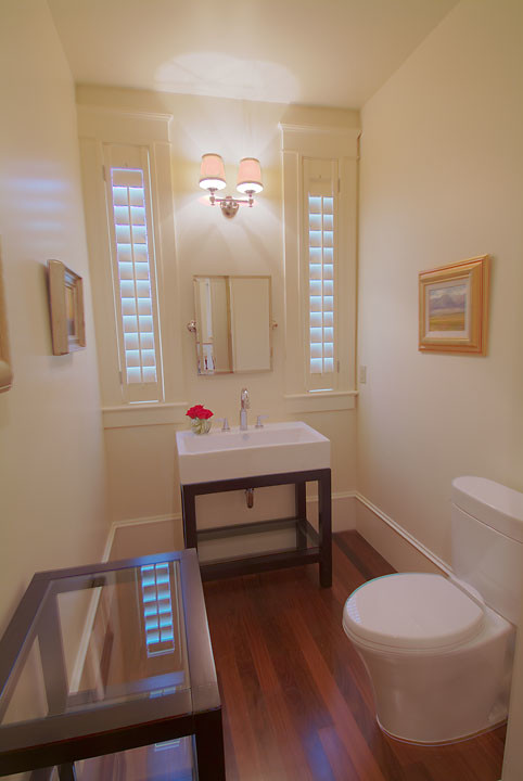 На фото: маленькая ванная комната в стиле кантри с открытыми фасадами, раздельным унитазом, белыми стенами, паркетным полом среднего тона, душевой кабиной и подвесной раковиной для на участке и в саду с