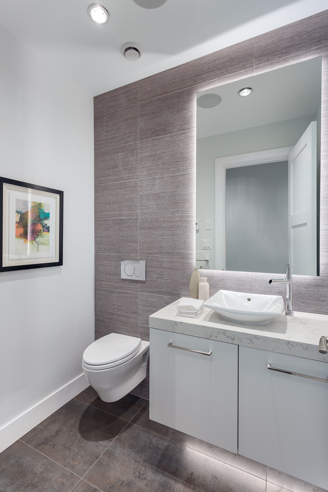 Пример оригинального дизайна: ванная комната среднего размера в современном стиле с настольной раковиной, плоскими фасадами, белыми фасадами, столешницей из кварцита, инсталляцией и душевой кабиной