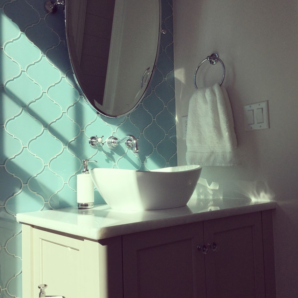 Imagen de cuarto de baño marinero de tamaño medio con puertas de armario grises, baldosas y/o azulejos azules y baldosas y/o azulejos de vidrio