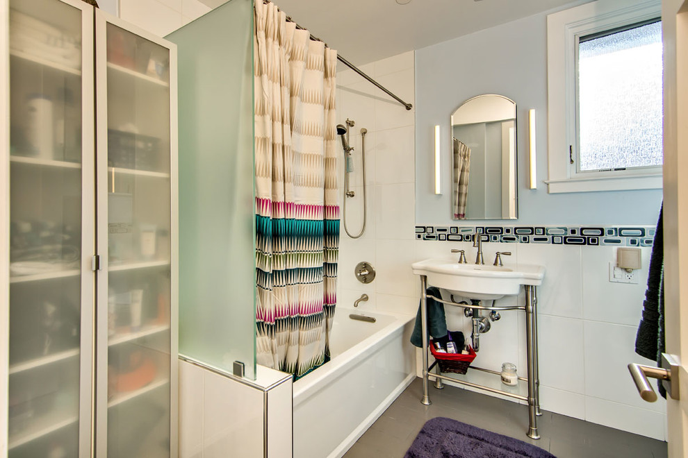 サンフランシスコにあるコンテンポラリースタイルのおしゃれな浴室 (コンソール型シンク) の写真
