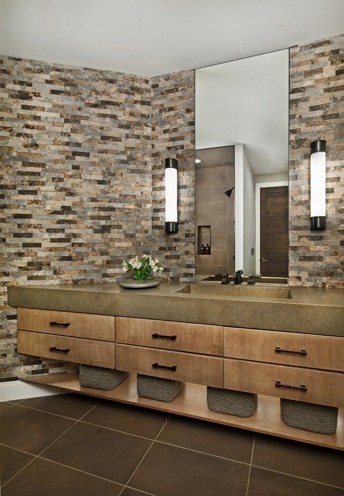 Modernes Badezimmer mit flächenbündigen Schrankfronten, hellbraunen Holzschränken, braunen Fliesen, integriertem Waschbecken, braunem Boden und brauner Waschtischplatte in Detroit