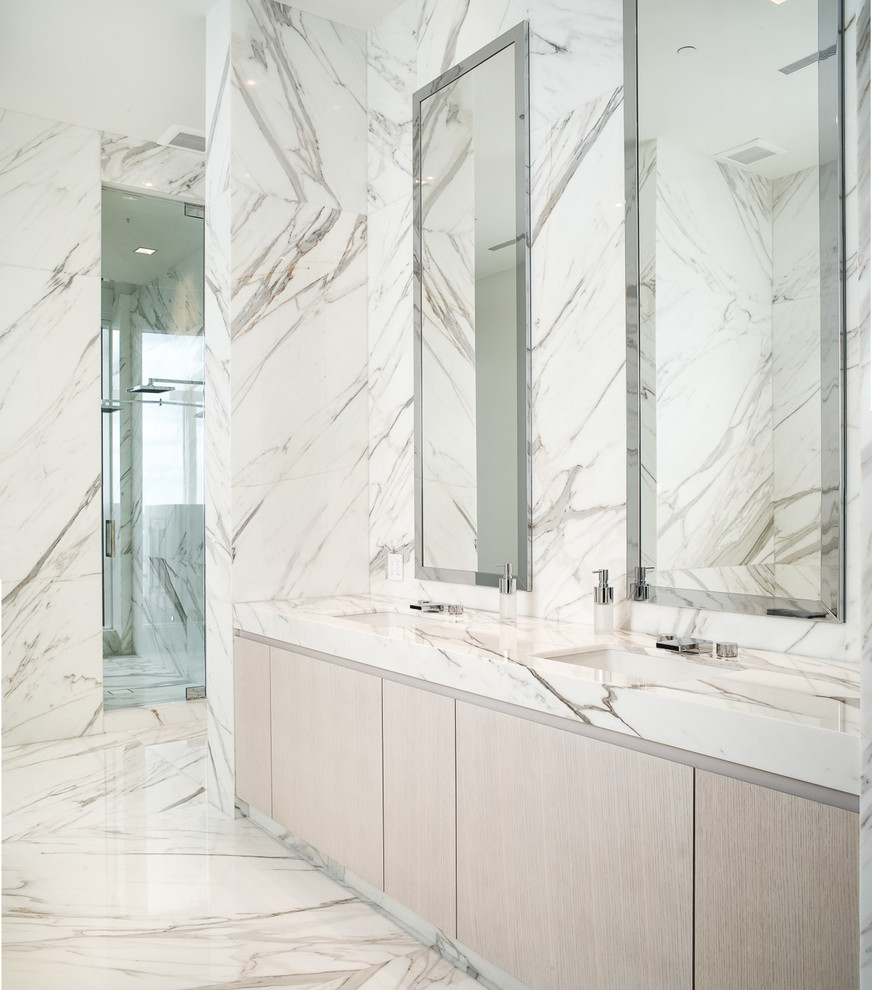 Ispirazione per una stanza da bagno contemporanea con lavabo sottopiano, ante lisce, ante in legno chiaro, doccia alcova e piastrelle bianche
