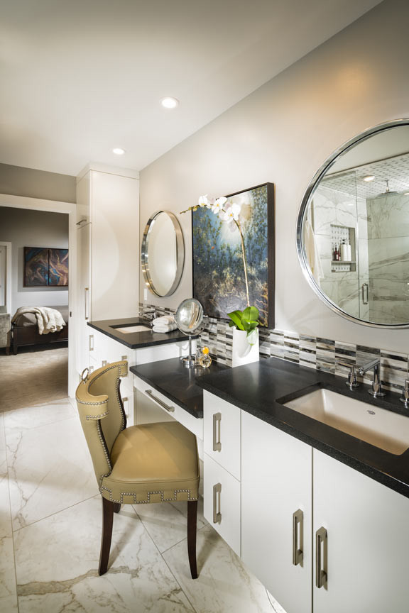 Foto på ett mellanstort funkis en-suite badrum, med släta luckor, vita skåp, klinkergolv i porslin och ett undermonterad handfat