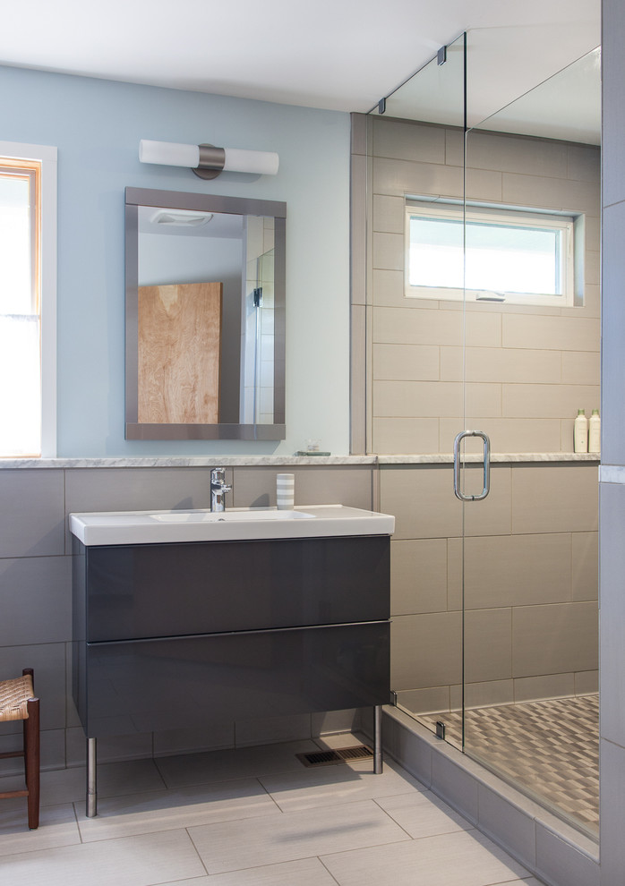 Mittelgroßes Modernes Badezimmer En Suite mit grauen Schränken, grauen Fliesen, Porzellanfliesen und Porzellan-Bodenfliesen in Nashville