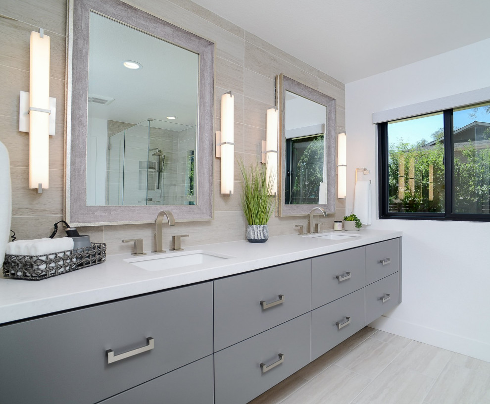Стильный дизайн: главная ванная комната в современном стиле с плоскими фасадами, серыми фасадами, белыми стенами, врезной раковиной, бежевым полом и душем с распашными дверями - последний тренд