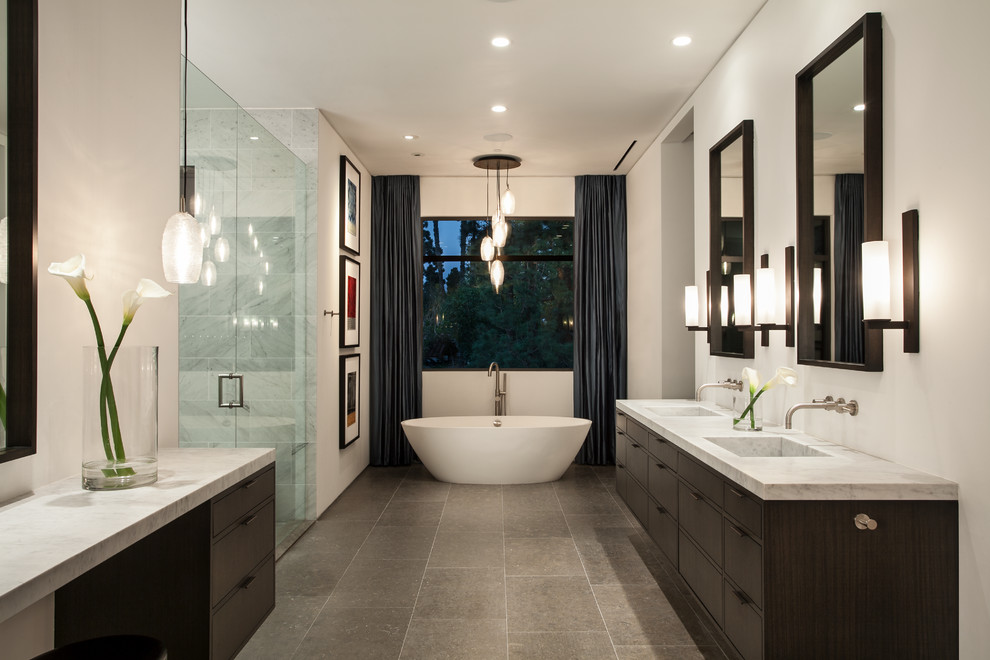 Свежая идея для дизайна: большая главная ванная комната в современном стиле с плоскими фасадами, темными деревянными фасадами, отдельно стоящей ванной, душем в нише, белыми стенами, монолитной раковиной и мраморной столешницей - отличное фото интерьера