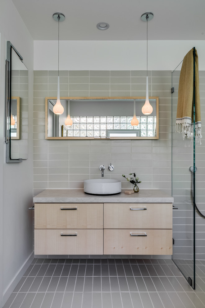 Пример оригинального дизайна: ванная комната среднего размера в стиле модернизм с настольной раковиной, плоскими фасадами, светлыми деревянными фасадами, столешницей из известняка, японской ванной, унитазом-моноблоком, белыми стенами, полом из керамической плитки, душем без бортиков, бежевой плиткой, керамической плиткой и душевой кабиной