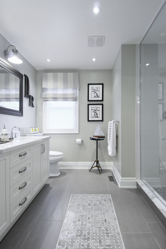 Immagine di una stanza da bagno chic con pareti grigie