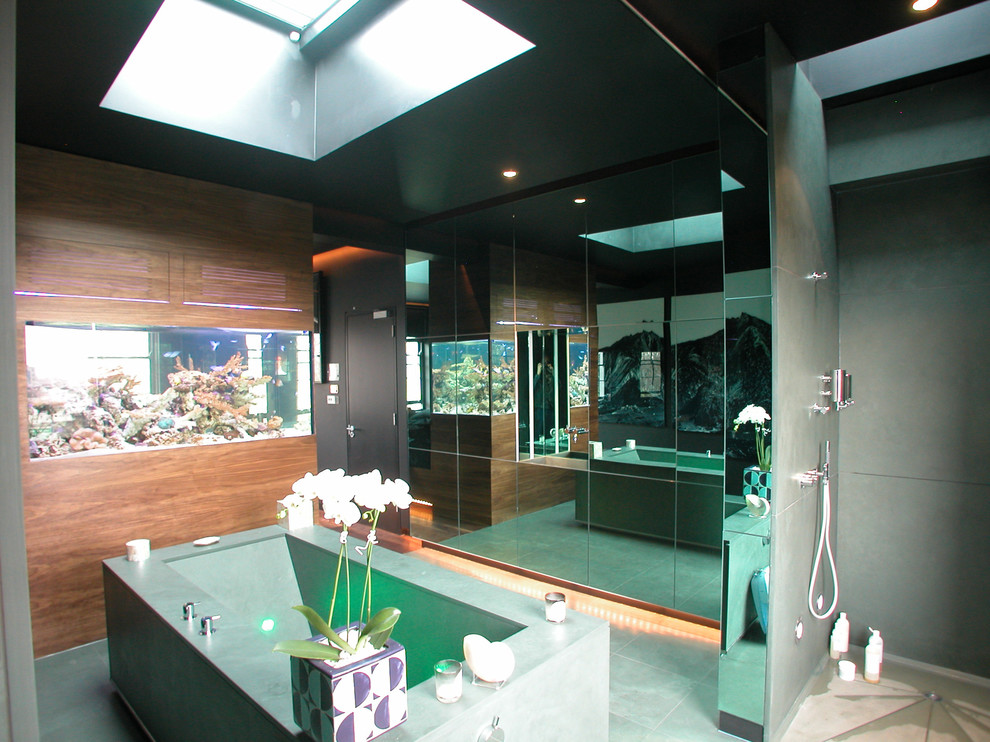 Foto på ett funkis en-suite badrum, med grå skåp, ett fristående badkar, våtrum, grå kakel, skifferkakel, grå väggar och skiffergolv