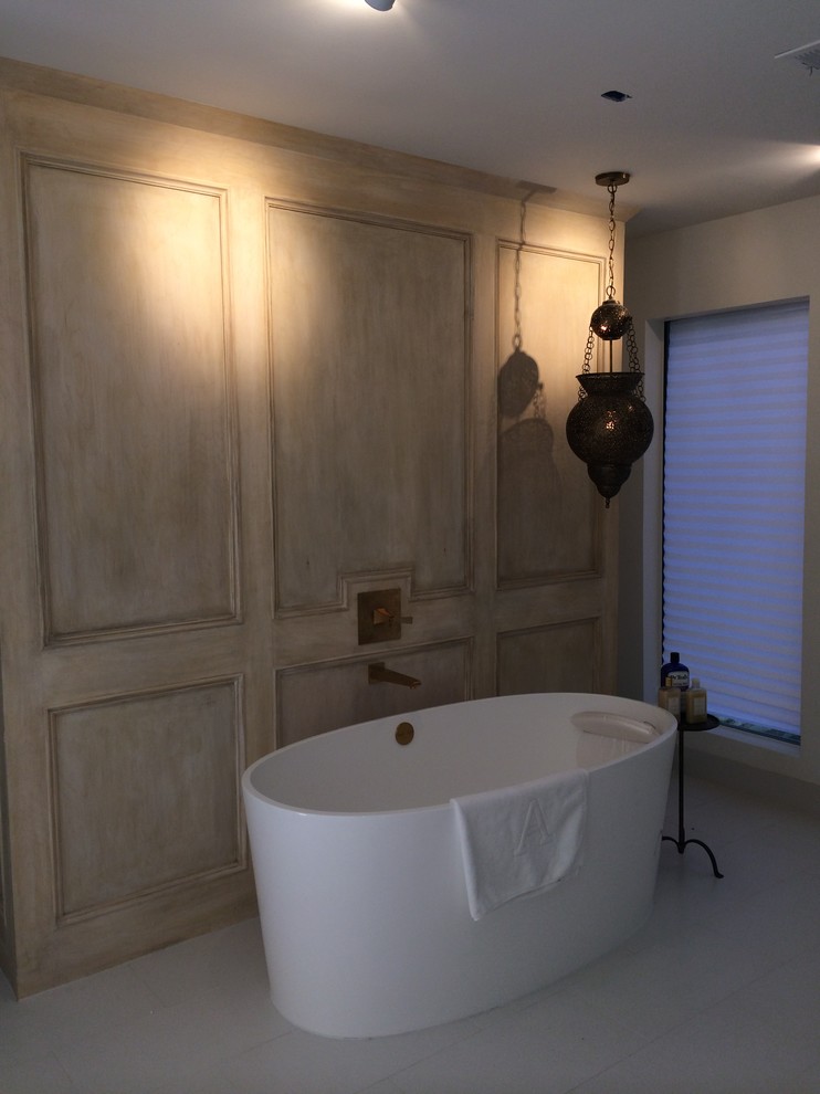 Idées déco pour une grande salle de bain principale moderne en bois clair avec un placard en trompe-l'oeil, un plan de toilette en marbre, une baignoire indépendante, un mur blanc, un carrelage blanc, des carreaux de porcelaine, un sol en carrelage de porcelaine, un sol blanc et du lambris.