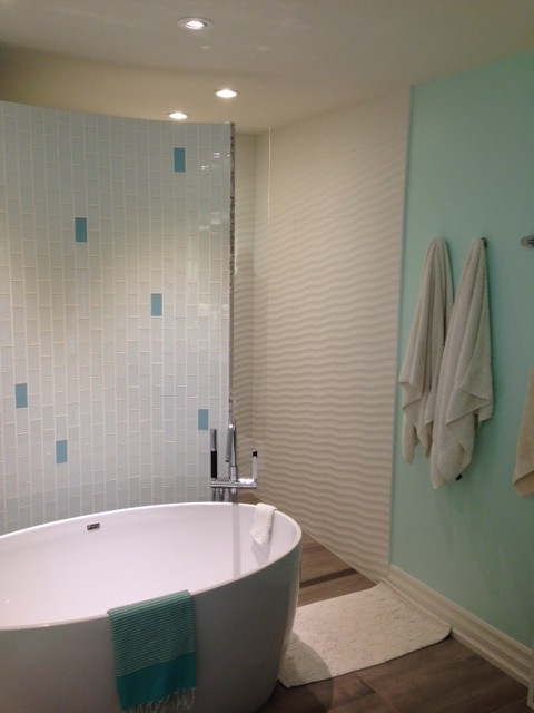 Пример оригинального дизайна: главная ванная комната среднего размера в современном стиле с открытыми фасадами, белыми фасадами, отдельно стоящей ванной, душем в нише, унитазом-моноблоком, синей плиткой, белой плиткой, стеклянной плиткой, синими стенами, полом из керамогранита, врезной раковиной и столешницей из гранита