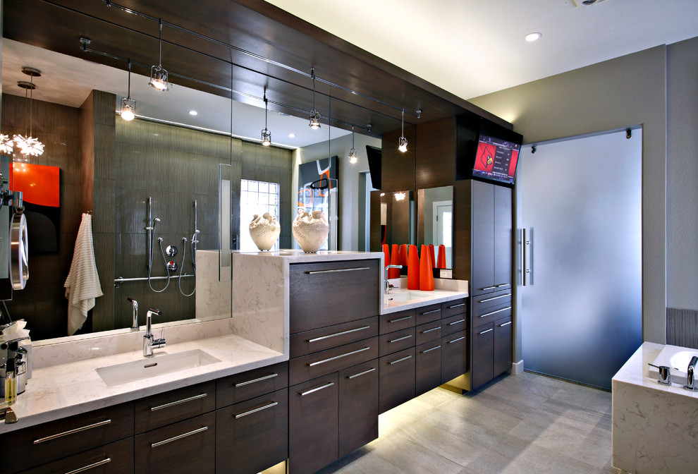Источник вдохновения для домашнего уюта: большая главная ванная комната в современном стиле с врезной раковиной, плоскими фасадами, темными деревянными фасадами, накладной ванной, коричневыми стенами, полом из керамогранита и коричневым полом