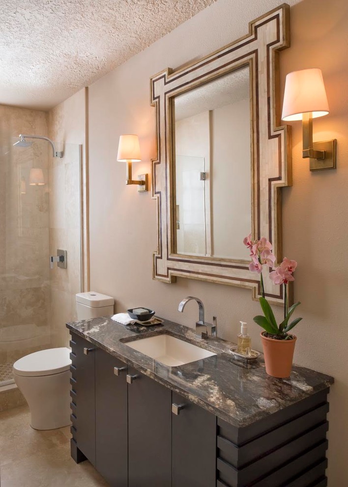 Inredning av ett modernt mellanstort badrum med dusch, med släta luckor, skåp i mörkt trä, en dusch i en alkov, en toalettstol med separat cisternkåpa, beige väggar, klinkergolv i porslin, ett undermonterad handfat och granitbänkskiva