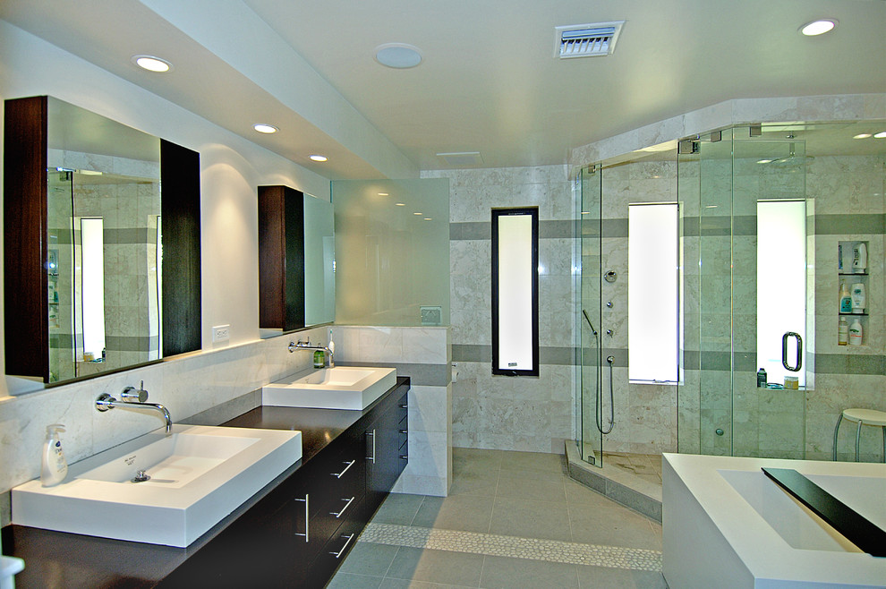Foto de cuarto de baño contemporáneo con bañera exenta, lavabo sobreencimera y ventanas