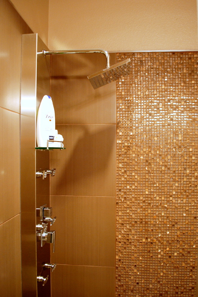 Inspiration pour une salle de bain design de taille moyenne avec un combiné douche/baignoire et un sol en carrelage de céramique.