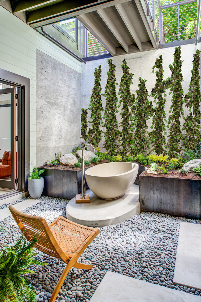 サンフランシスコにあるミッドセンチュリースタイルのおしゃれなマスターバスルーム (置き型浴槽) の写真