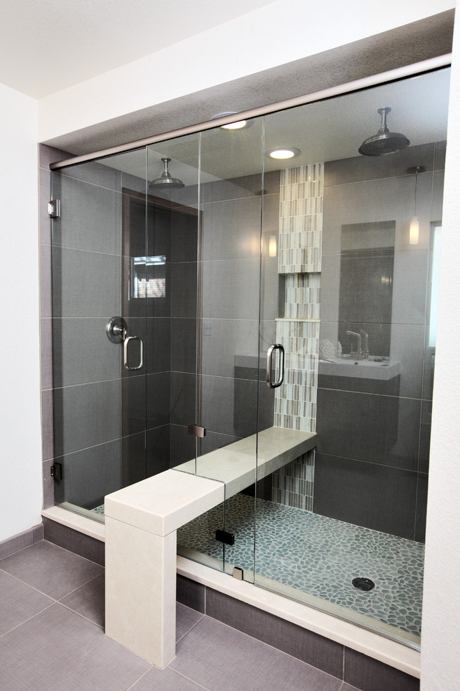 Стильный дизайн: главная ванная комната среднего размера в современном стиле с столешницей из искусственного кварца, двойным душем, серой плиткой, керамогранитной плиткой и полом из керамогранита - последний тренд