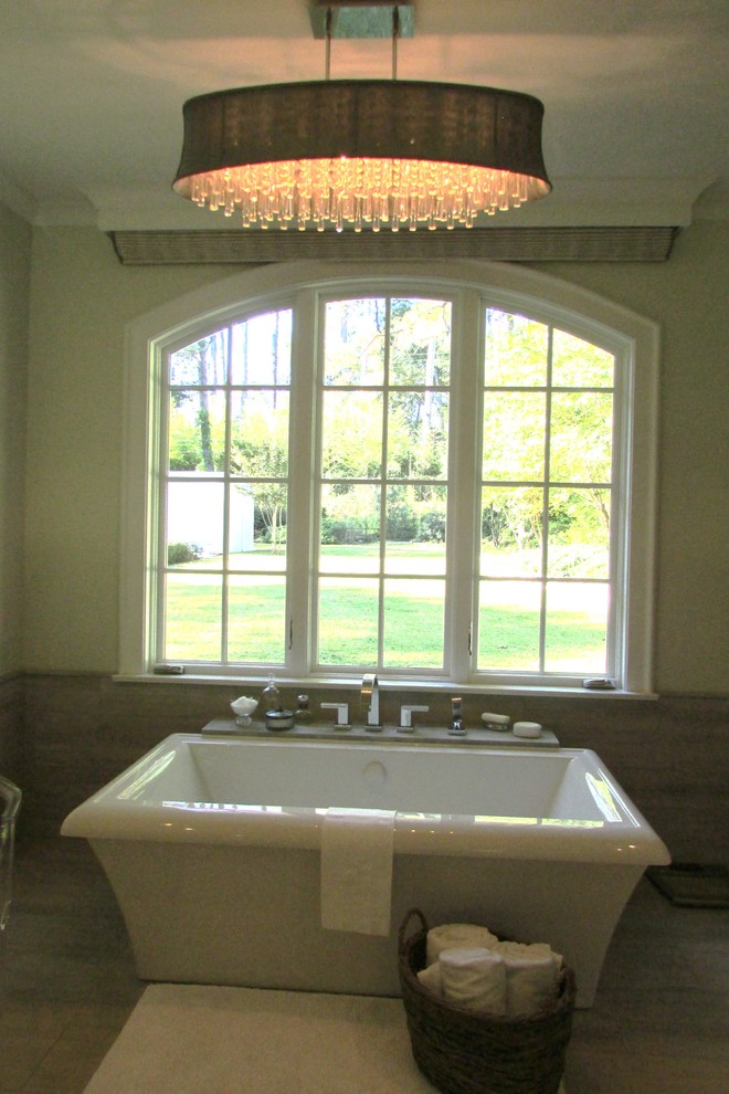 Idéer för att renovera ett funkis en-suite badrum, med ett undermonterad handfat, släta luckor, grå skåp, bänkskiva i kalksten, ett fristående badkar, en öppen dusch, grå kakel, stenkakel, grå väggar och travertin golv
