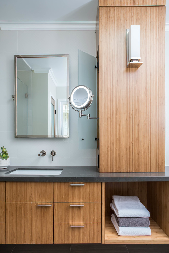 Modernes Badezimmer En Suite mit hellbraunen Holzschränken, weißen Fliesen, Porzellanfliesen, Unterbauwaschbecken, Quarzwerkstein-Waschtisch und grauer Waschtischplatte in Los Angeles
