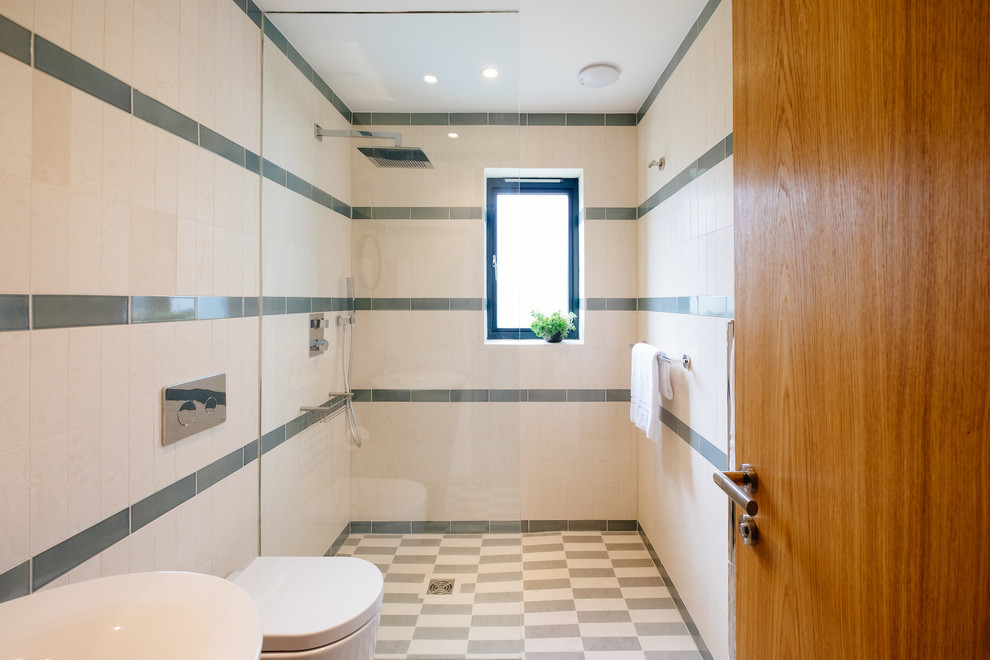 Cette image montre une salle de bain design avec une douche ouverte.