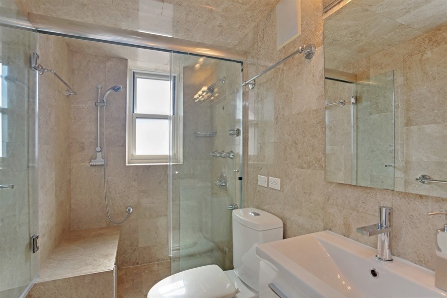 Ispirazione per una stanza da bagno padronale contemporanea di medie dimensioni con lavabo a colonna, doccia alcova, WC a due pezzi, piastrelle beige, piastrelle in gres porcellanato e pareti beige