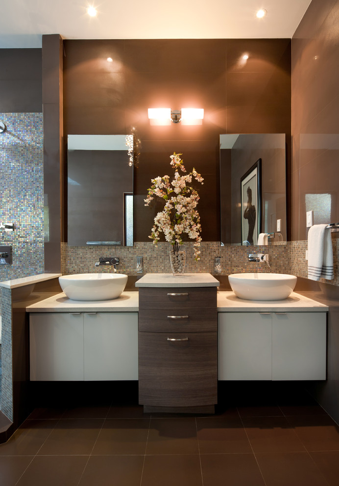 Modern inredning av ett stort en-suite badrum, med ett fristående handfat, släta luckor, vita skåp, brun kakel, keramikplattor, bruna väggar, bänkskiva i kvarts och klinkergolv i keramik