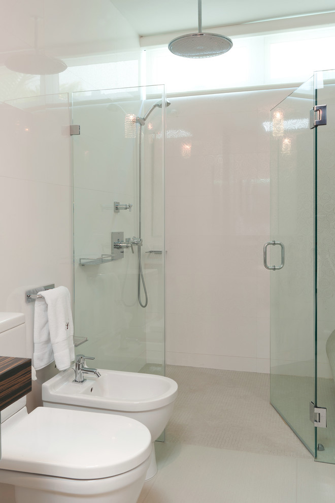 Idéer för ett stort modernt badrum, med vit kakel, keramikplattor, en dusch i en alkov, en toalettstol med separat cisternkåpa, vita väggar och klinkergolv i keramik
