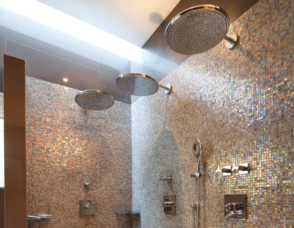Inredning av ett modernt stort en-suite badrum, med flerfärgad kakel, mosaik, en öppen dusch, ett fristående handfat, bruna väggar och klinkergolv i keramik