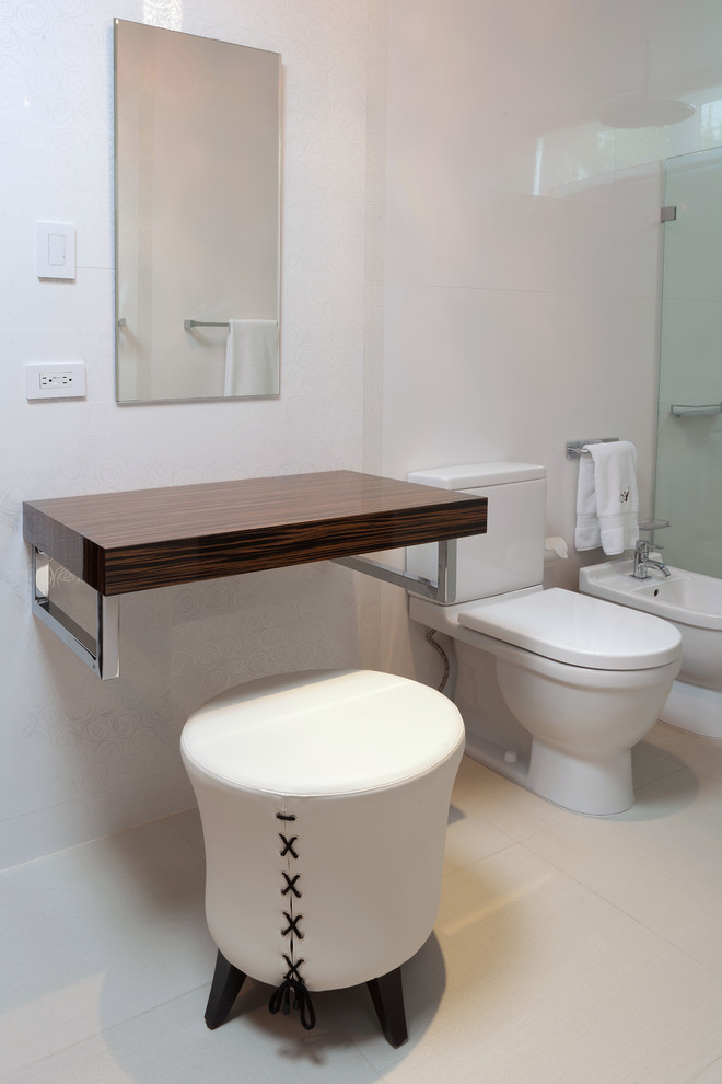 Inredning av ett modernt stort badrum för barn, med vit kakel, keramikplattor, en dusch i en alkov, en toalettstol med separat cisternkåpa, ett nedsänkt handfat, vita väggar och klinkergolv i keramik