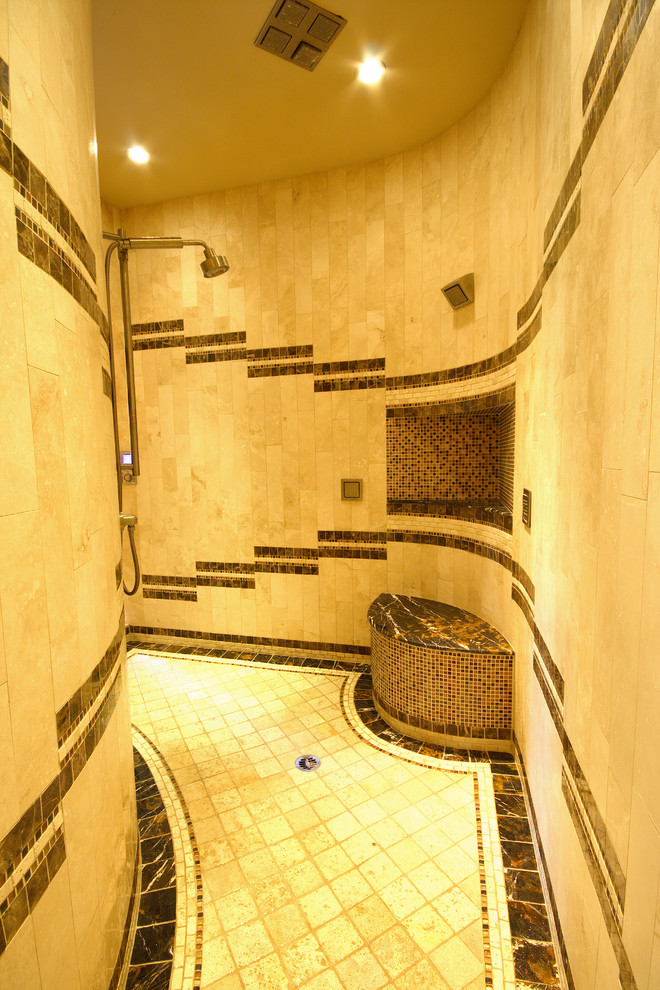 Пример оригинального дизайна: ванная комната в стиле неоклассика (современная классика) с открытым душем, бежевой плиткой и открытым душем