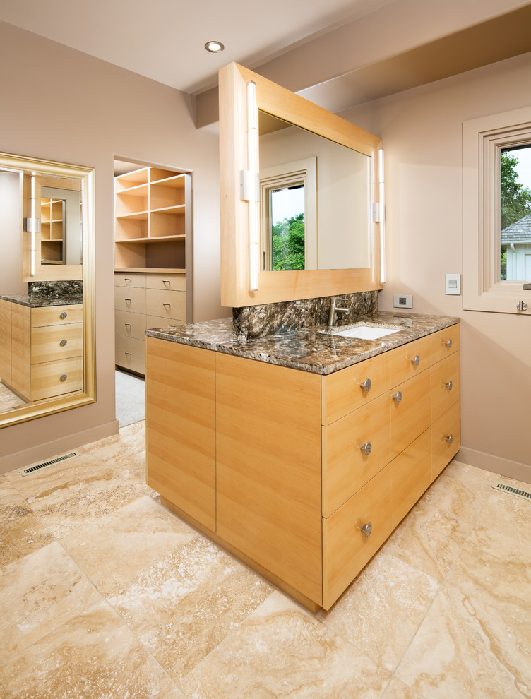 Diseño de cuarto de baño principal contemporáneo de tamaño medio con armarios con paneles lisos, puertas de armario de madera clara, paredes beige, suelo de travertino, lavabo bajoencimera y encimera de granito